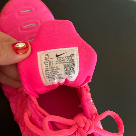 Nike Women's Bright Pink Athletic Shoes - Picture 4 of 4